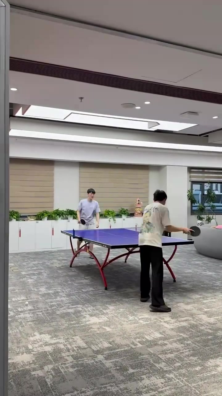 mk体育在线官网JDG中辅乒乓球桌上切磋！Scout：太简单了呀